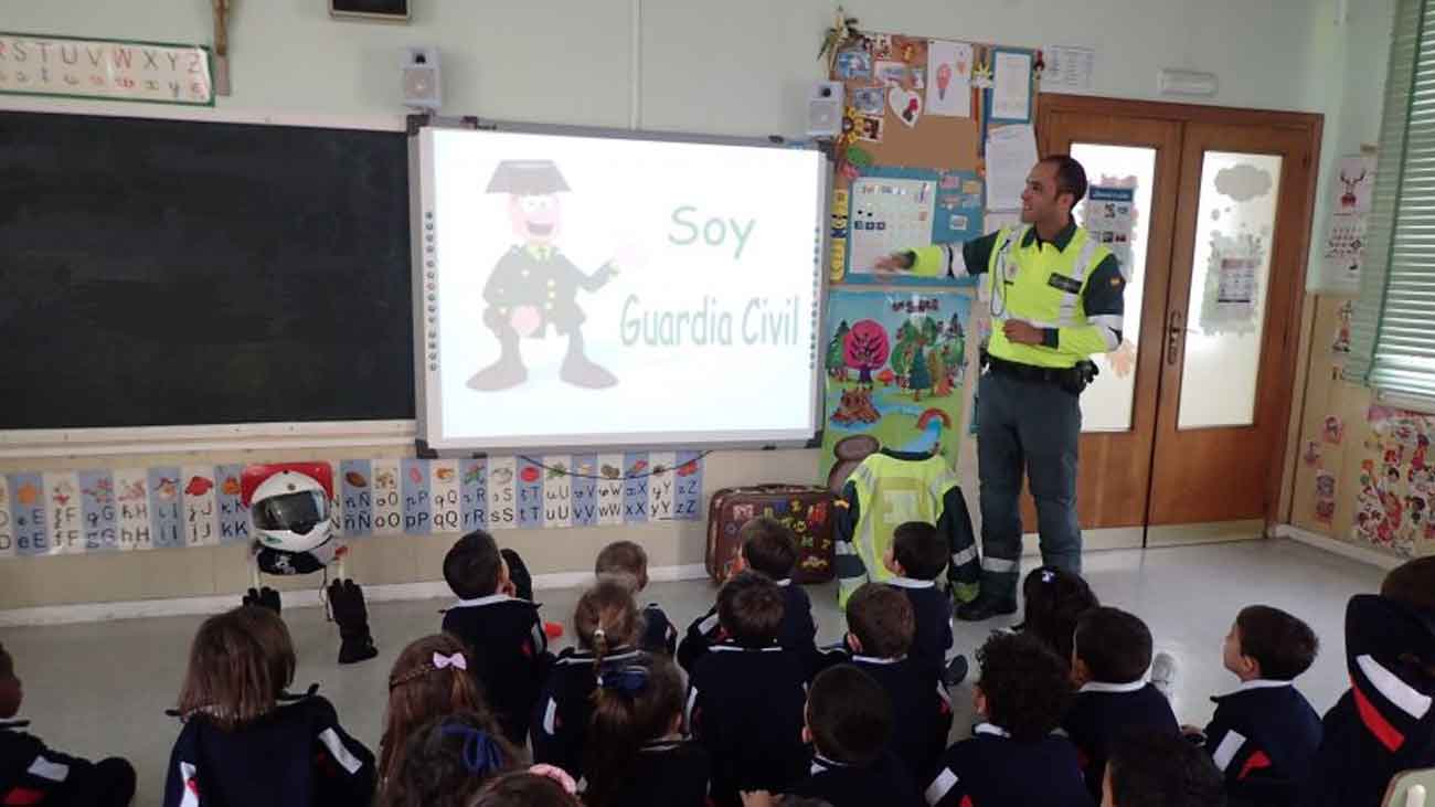 Guardia Civil avisa a padres en colegio