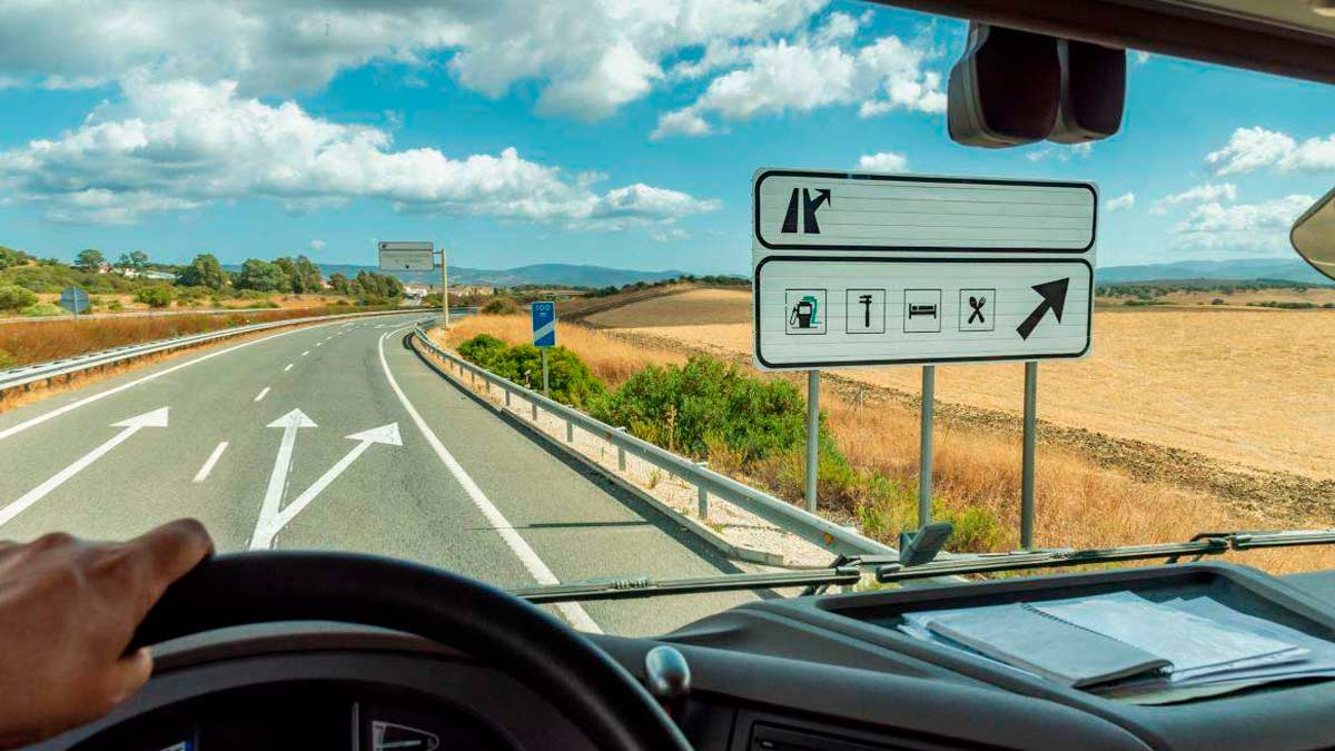 Señal gasolinera en autovía