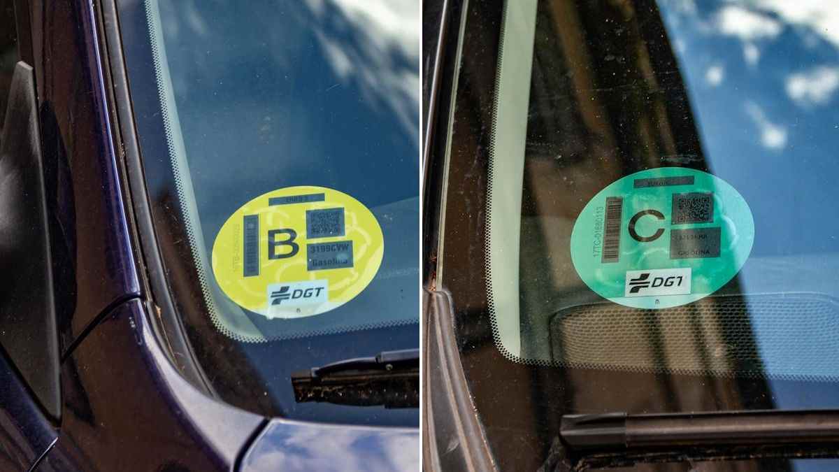 Coches con etiquetas ambientales B y C de la DGT en el parabrisas