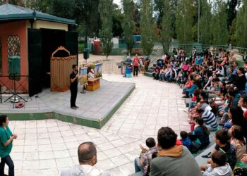 Teatro de títeres en el Parque del Retiro de Madrid, actividad cultural para niños y familias al aire libre.