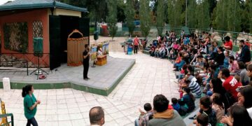 Teatro de títeres en el Parque del Retiro de Madrid, actividad cultural para niños y familias al aire libre.