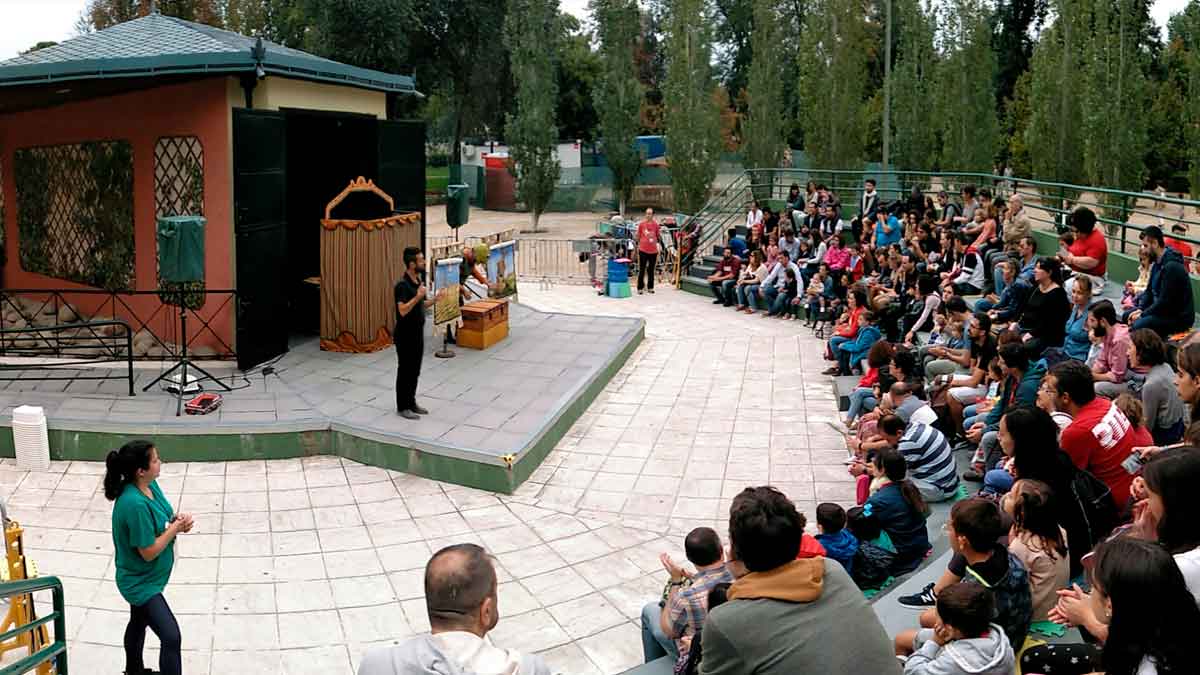 Teatro de títeres en el Parque del Retiro de Madrid, actividad cultural para niños y familias al aire libre.