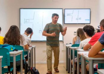 Clase teórica para obtener el carnet de conducir en Madrid, beneficiándose de la ayuda de 600 euros.