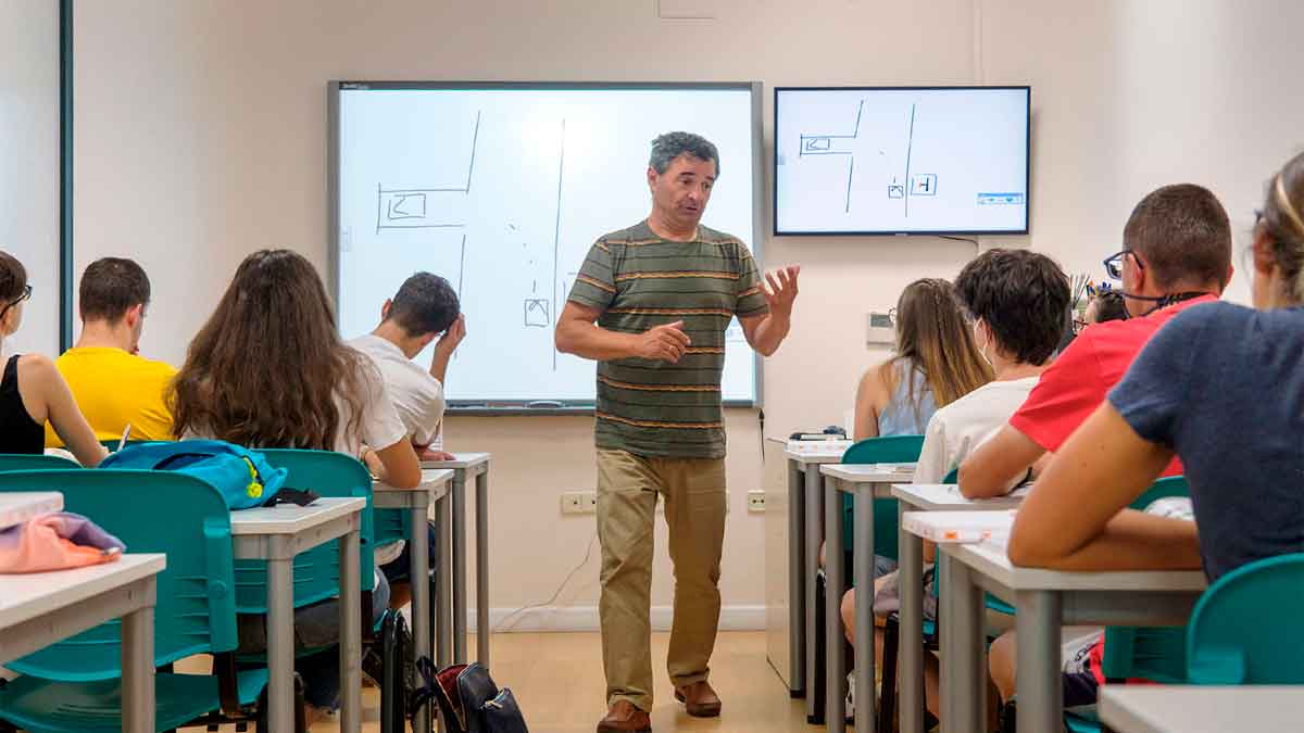 Clase teórica para obtener el carnet de conducir en Madrid, beneficiándose de la ayuda de 600 euros.