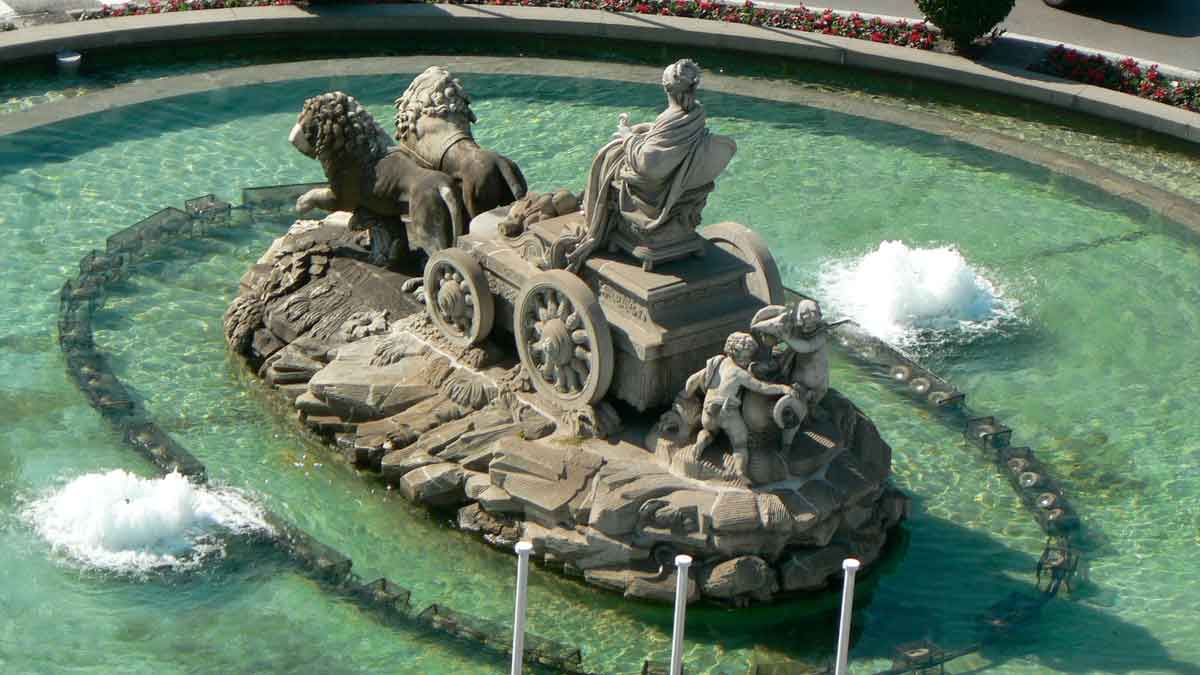 Vista aérea de la Fuente de Cibeles en Madrid, que será vaciada por el Ayuntamiento tras detectar daños en una inspección.