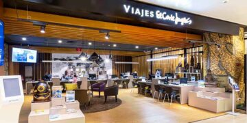 Interior de una agencia de Viajes El Corte Inglés, parte de su red comercial, destacando un diseño moderno y funcional.