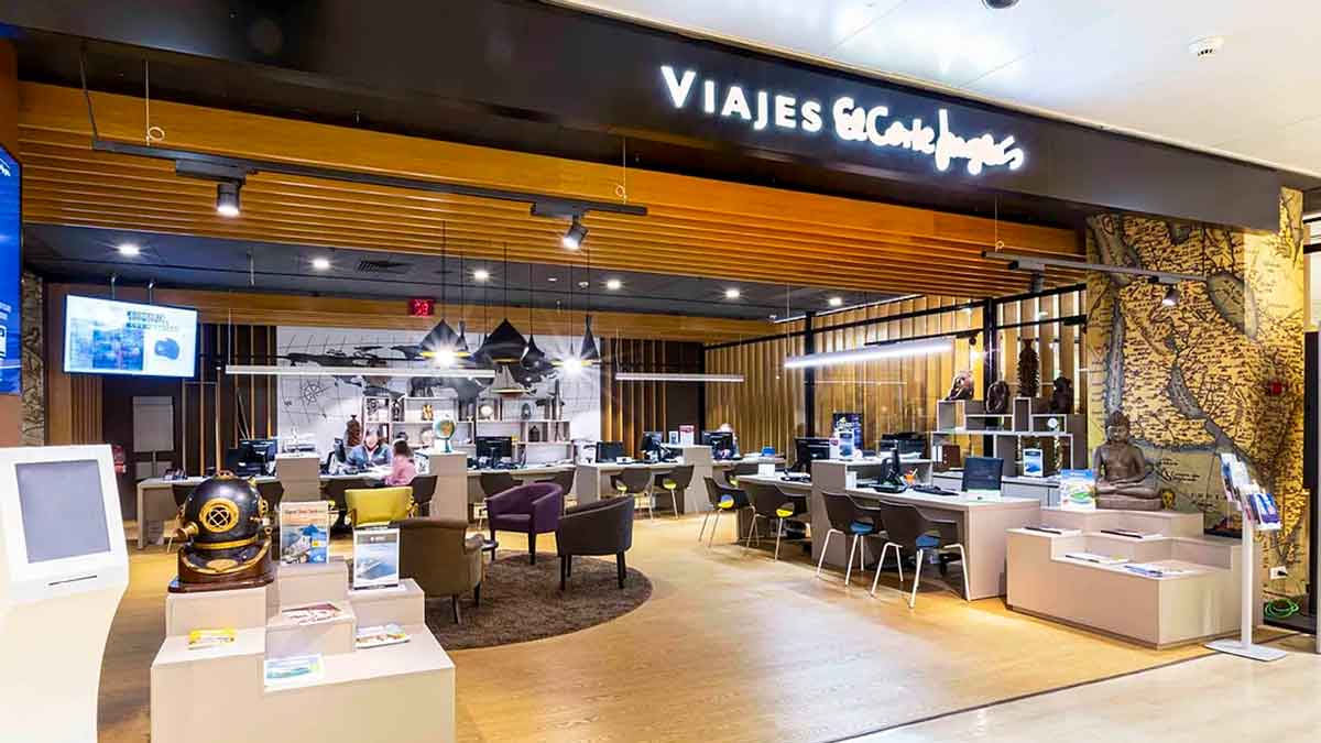 Interior de una agencia de Viajes El Corte Inglés, parte de su red comercial, destacando un diseño moderno y funcional.