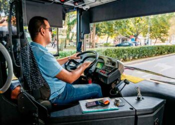 Conductor de autobús en Getafe, Madrid, manejando su vehículo durante su ruta diaria.