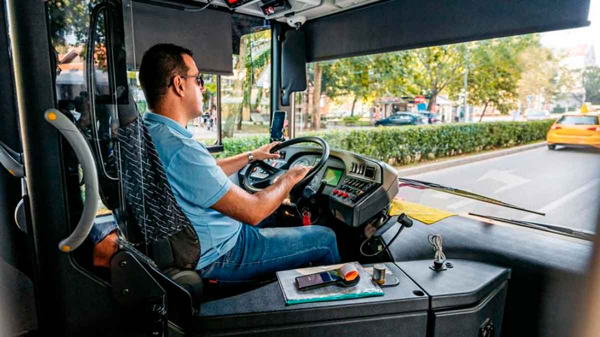 Conductor de autobús en Getafe, Madrid, manejando su vehículo durante su ruta diaria.