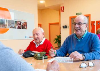 Mayores en un centro de la Comunidad de Madrid participando en una actividad de estimulación cognitiva.