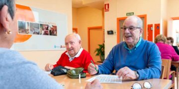 Mayores en un centro de la Comunidad de Madrid participando en una actividad de estimulación cognitiva.