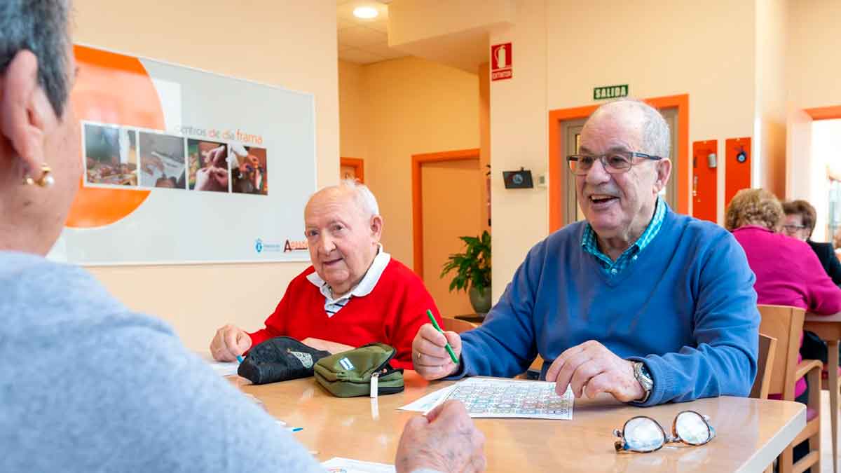 Mayores en un centro de la Comunidad de Madrid participando en una actividad de estimulación cognitiva.