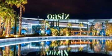 Vista nocturna del centro comercial Oasiz Madrid, sede del mejor outlet del mundo con 3.000 marcas de lujo