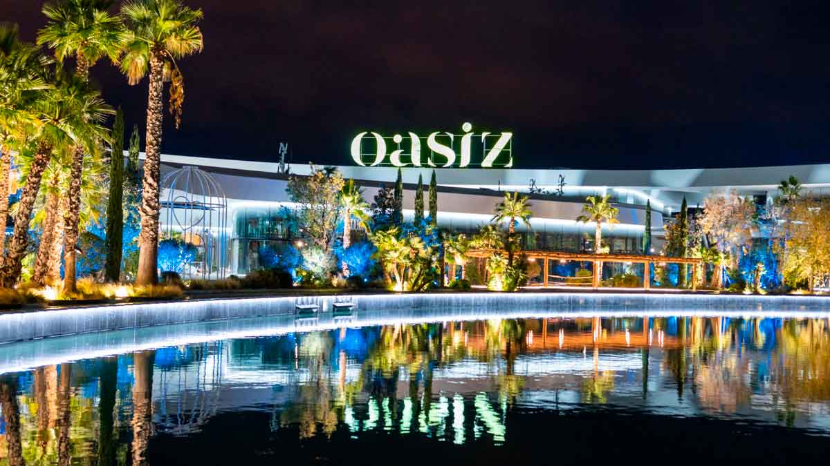 Vista nocturna del centro comercial Oasiz Madrid, sede del mejor outlet del mundo con 3.000 marcas de lujo