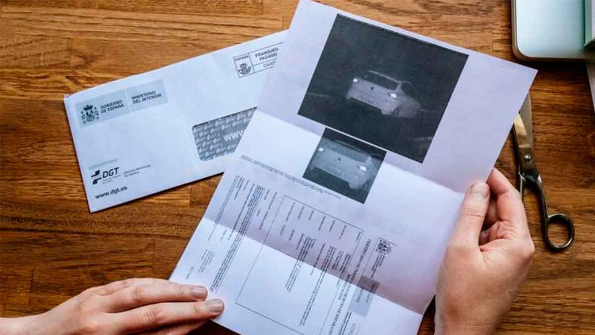 Notificación de multa de tráfico de la DGT con imagen captada por radar.