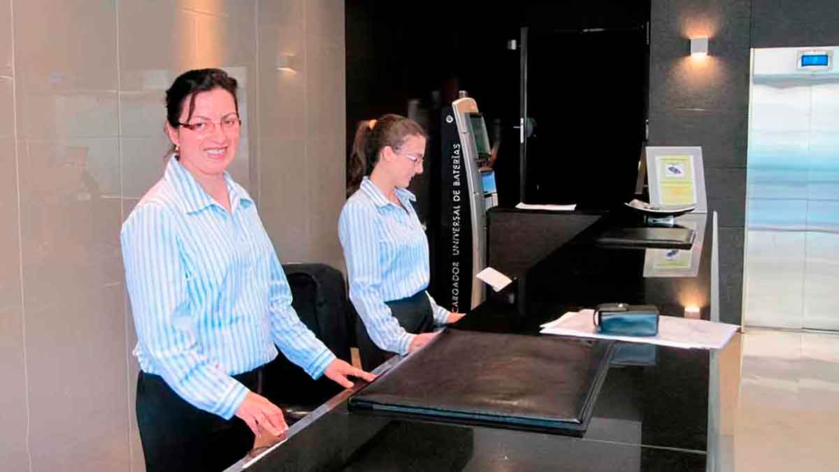 Recepcionistas en un hotel de Madrid, oferta de empleo para gobernanta con sueldo de 1.750 euros al mes.