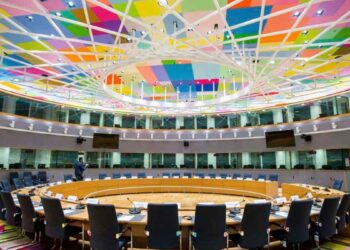 Sala de reuniones del Consejo de la Unión Europea, donde se debaten políticas de descarbonización y el plan OIKOS de devolución climática.