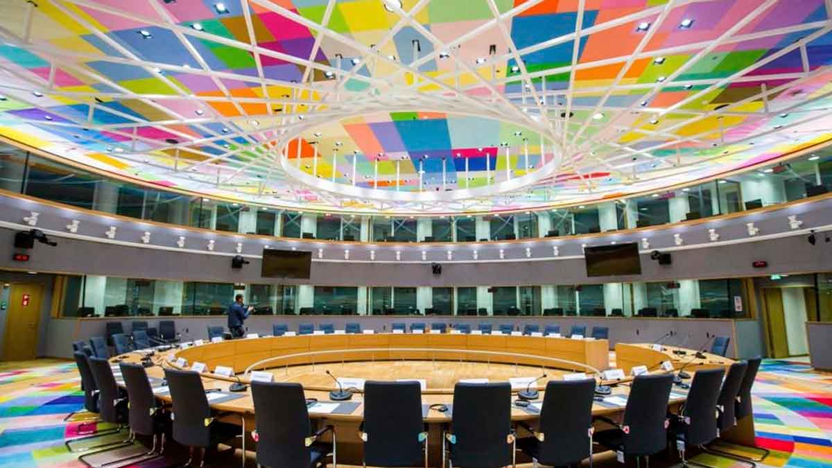 Sala de reuniones del Consejo de la Unión Europea, donde se debaten políticas de descarbonización y el plan OIKOS de devolución climática.