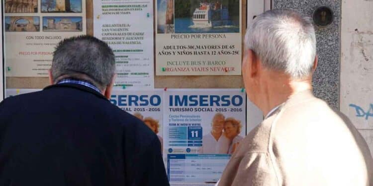 Personas mayores consultando información sobre pensiones no contributivas y programas del IMSERSO en España 2025.
