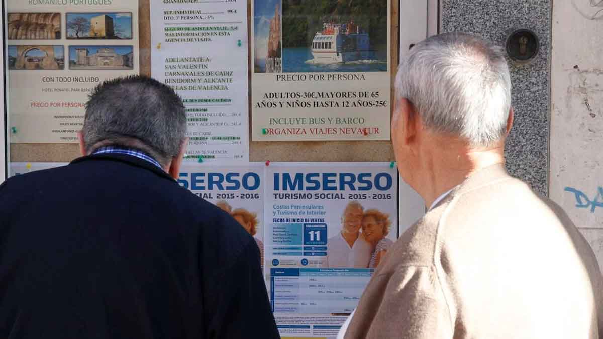 Personas mayores consultando información sobre pensiones no contributivas y programas del IMSERSO en España 2025.