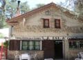 Fachada del restaurante La Isla en Rascafría, Madrid, un referente gastronómico en la Sierra de Guadarrama.