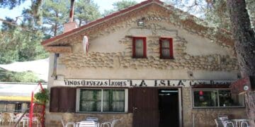 Fachada del restaurante La Isla en Rascafría, Madrid, un referente gastronómico en la Sierra de Guadarrama.