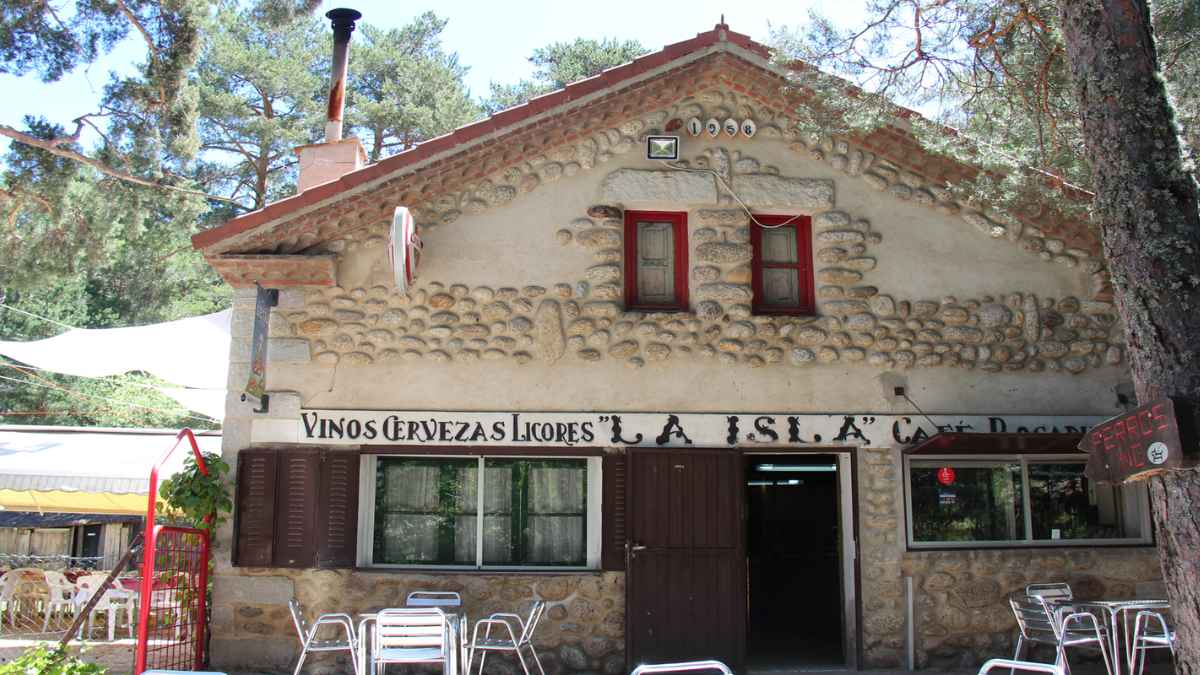 Fachada del restaurante La Isla en Rascafría, Madrid, un referente gastronómico en la Sierra de Guadarrama.