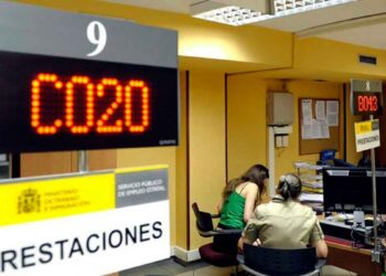 Oficina del SEPE con personas gestionando prestaciones por desempleo en España, 2025.