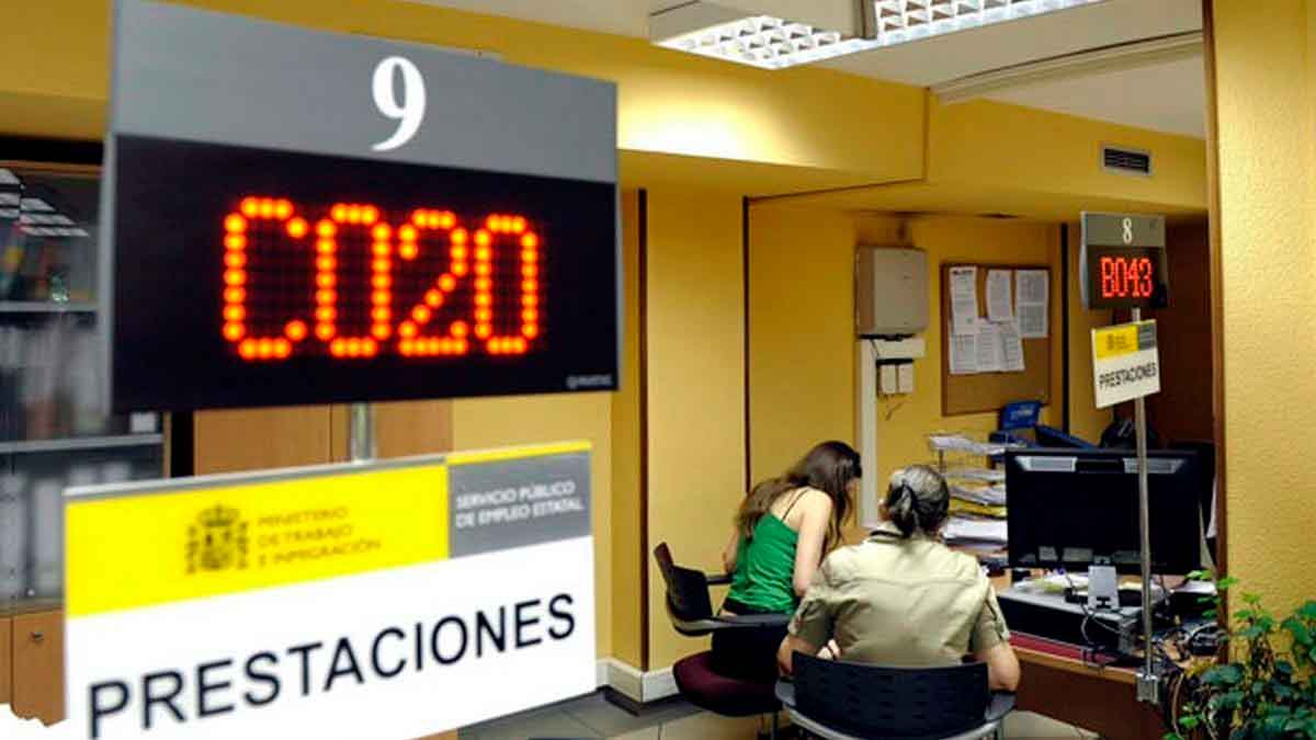 Oficina del SEPE con personas gestionando prestaciones por desempleo en España, 2025.