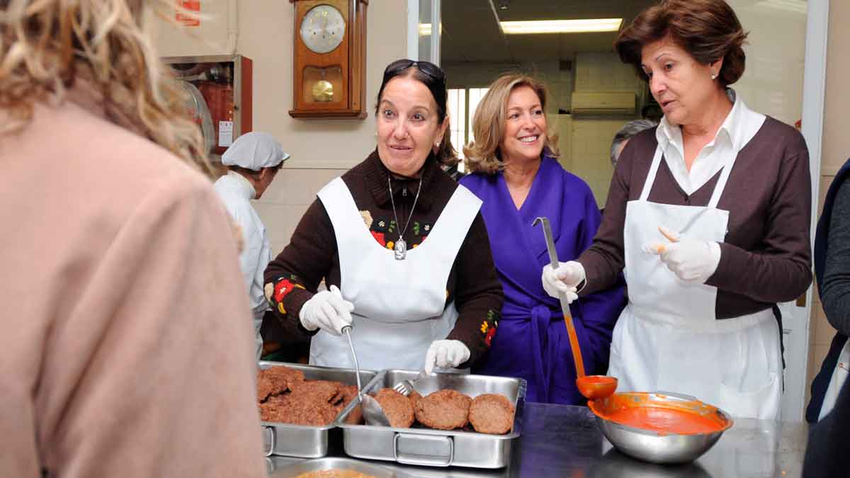 Voluntarias sirviendo comida en un comedor social de la Red Abierta de la Comunidad de Madrid.