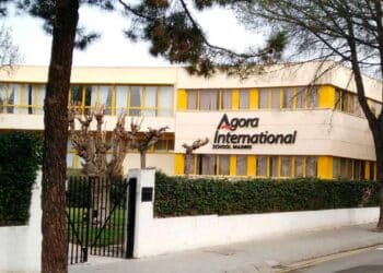 Fachada del Agora Madrid International School, uno de los mejores colegios de Madrid según el ranking 2025 de Micole.