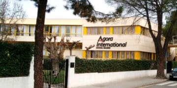 Fachada del Agora Madrid International School, uno de los mejores colegios de Madrid según el ranking 2025 de Micole.