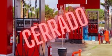 Gasolinera cerrada con surtidores vacíos tras el cambio de Cepsa a Moeve, afectando a miles de trabajadores y conductores.