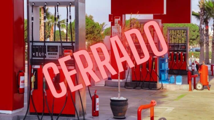 Gasolinera cerrada con surtidores vacíos tras el cambio de Cepsa a Moeve, afectando a miles de trabajadores y conductores.