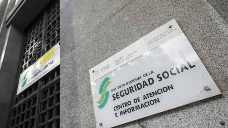 Cartel del Instituto Nacional de la Seguridad Social (INSS) en la fachada de un centro de atención e información.