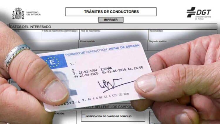 Persona entregando un carnet de conducir español con fondo de documentos de la DGT. La Dirección General de Tráfico facilita la renovación gratuita para mayores de 70 años.