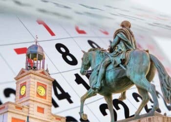 Estatua ecuestre en la Puerta del Sol y calendario 2025 de Madrid.