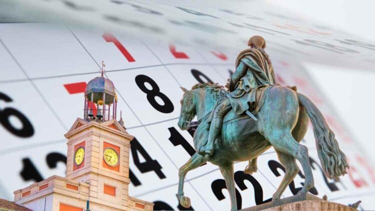 Estatua ecuestre en la Puerta del Sol y calendario 2025 de Madrid.