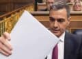 Pedro Sánchez sosteniendo un documento con el Plan de Ayudas a Familias 2025 en el Parlamento