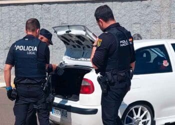 Policía local ojea un maletero de un vehículo.