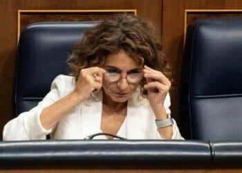 María Jesús Montero ajustándose las gafas durante una sesión parlamentaria