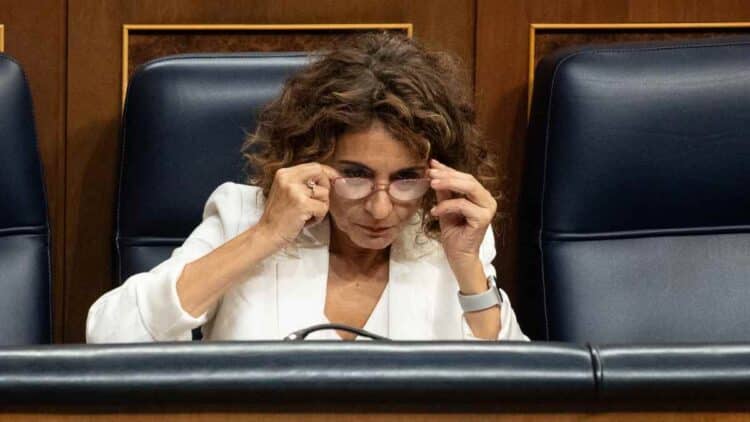 María Jesús Montero ajustándose las gafas durante una sesión parlamentaria