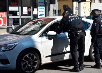 La policía informa de infracción al conductor de un vehículo.