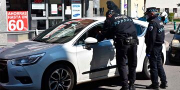 La policía informa de infracción al conductor de un vehículo.