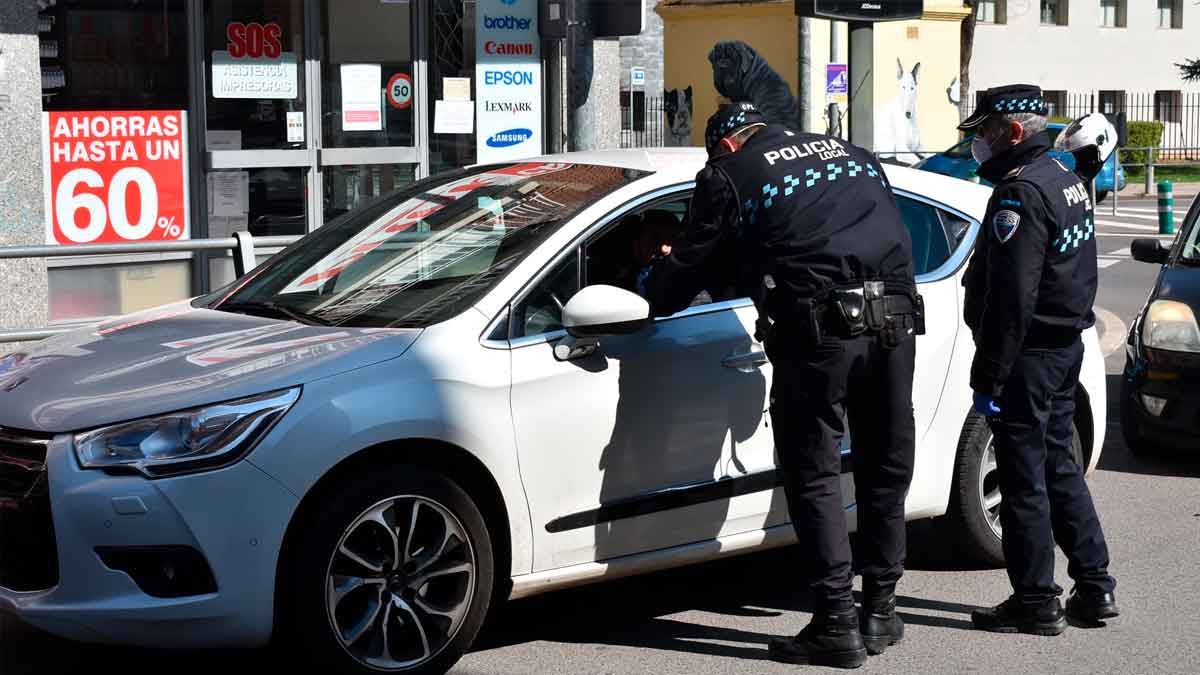 La policía informa de infracción al conductor de un vehículo.