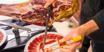 El curso de cortador de jamón que ofrece la Comunidad de Madrid.