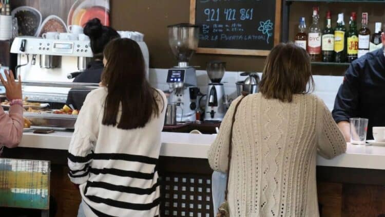 El tiempo empleado en el desayuno y el retraso en los primeros 15 minutos serán considerados como jornada laboral efectiva.