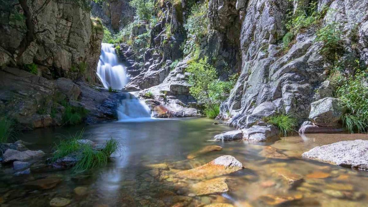Esta es la ruta de senderismo sencilla que comienza en un monasterio.