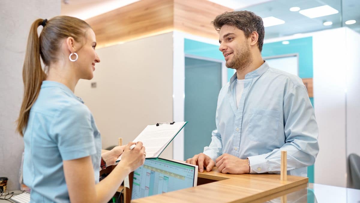 Esta clínica está buscando personal para trabajar como auxiliares administrativos.