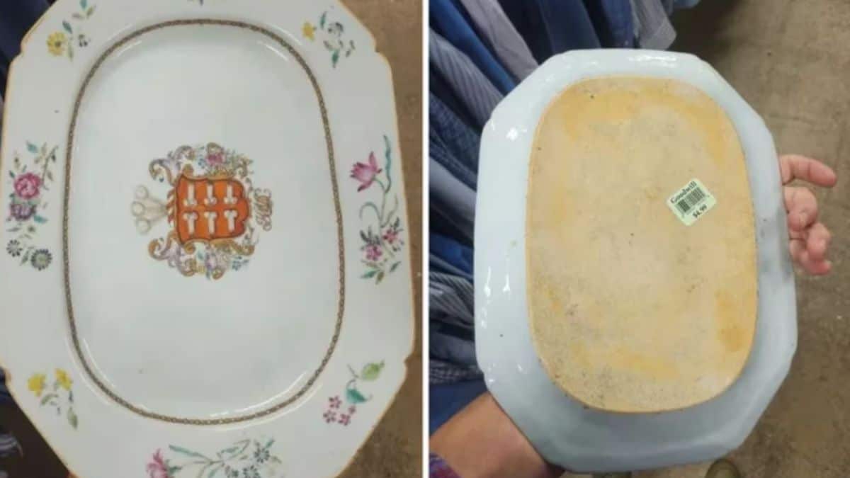 Un experto en antigüedades encuentra esta bandeja de porcelana china en una tienda de antigüedades.